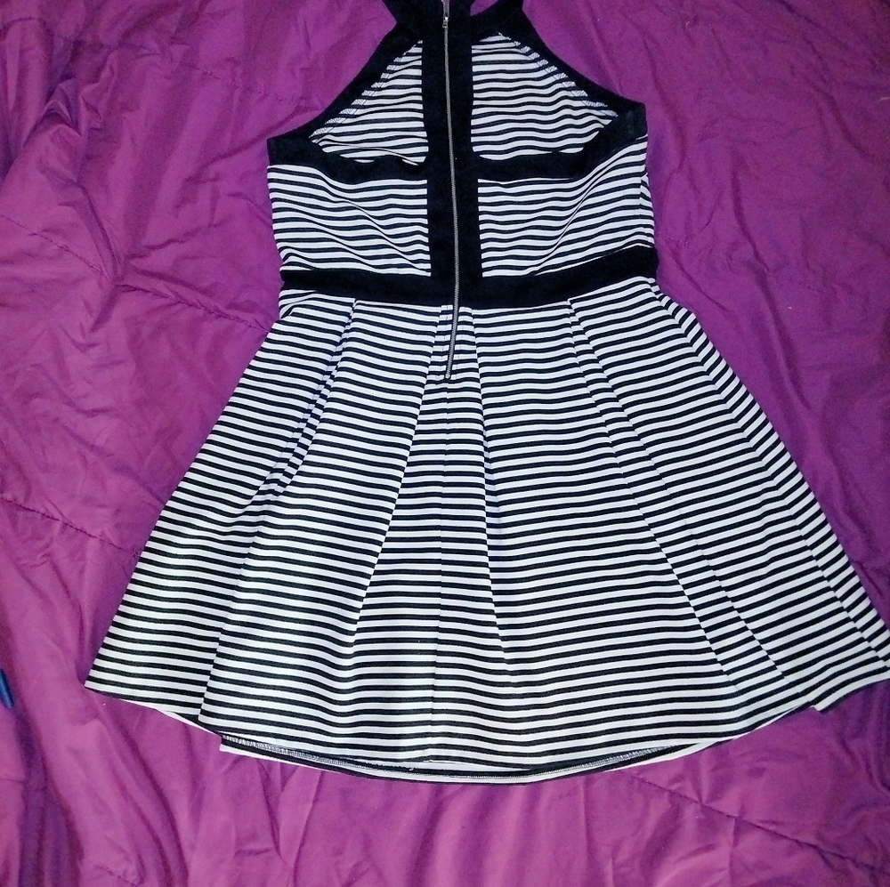 Dress - Picture 4 of 4